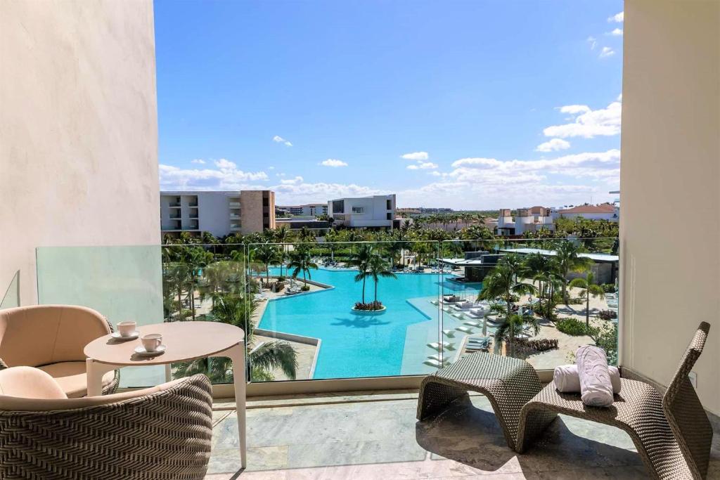 Сьюит (Полулюкс со стороны бассейна) курортного отеля Grand Palladium Costa Mujeres Resort & Spa - All Inclusive, Канкун