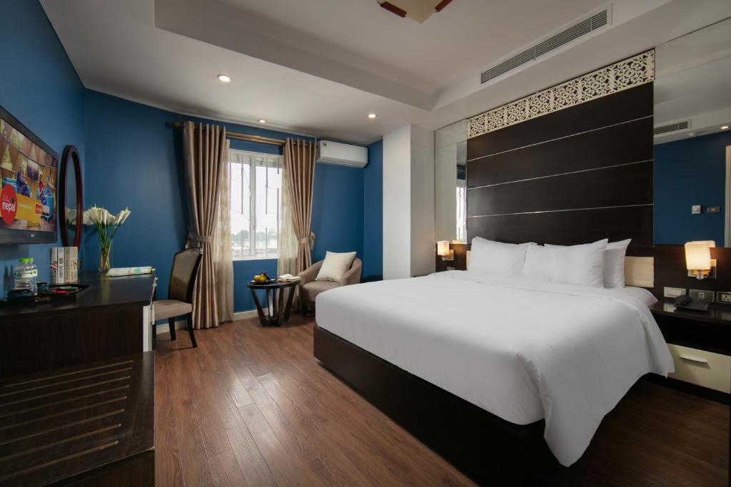 Двухместный (Двухместный номер Делюкс с 1 кроватью или 2 отдельными кроватями, вид на город) отеля Hanoi Delight Hotel, Ханой