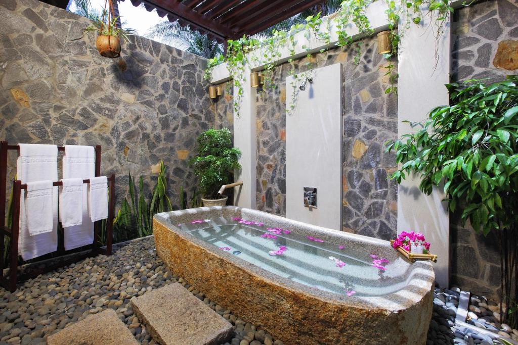 Двухместный (Бунгало с видом на сад или бассейн) курортного отеля Pandanus Resort, Фантхьет