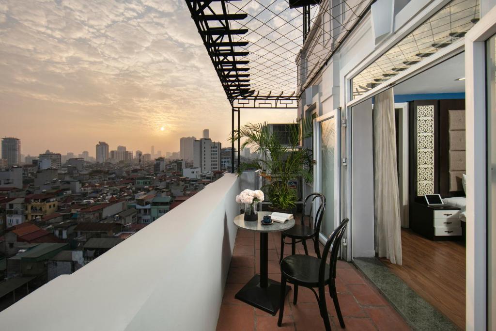 Сьюит (Полулюкс с балконом) отеля Hanoi Delight Hotel, Ханой
