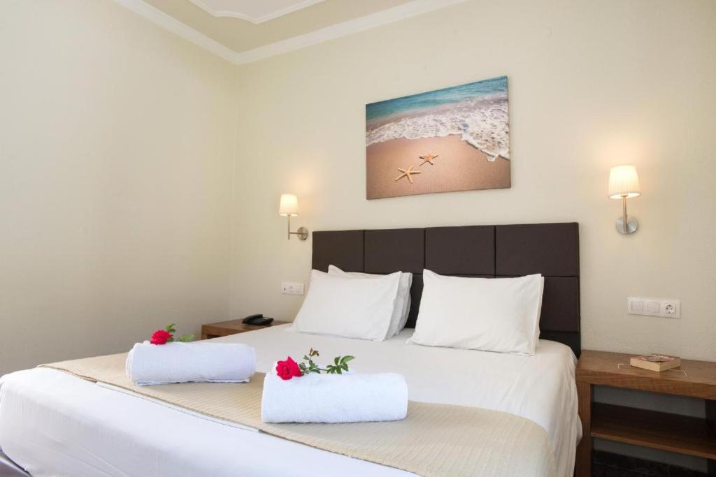 Двухместный (Улучшенный двухместный номер с 1 кроватью или 2 отдельными кроватями и террасой) отеля Hotel Kaiser Bridge, Бенитсес