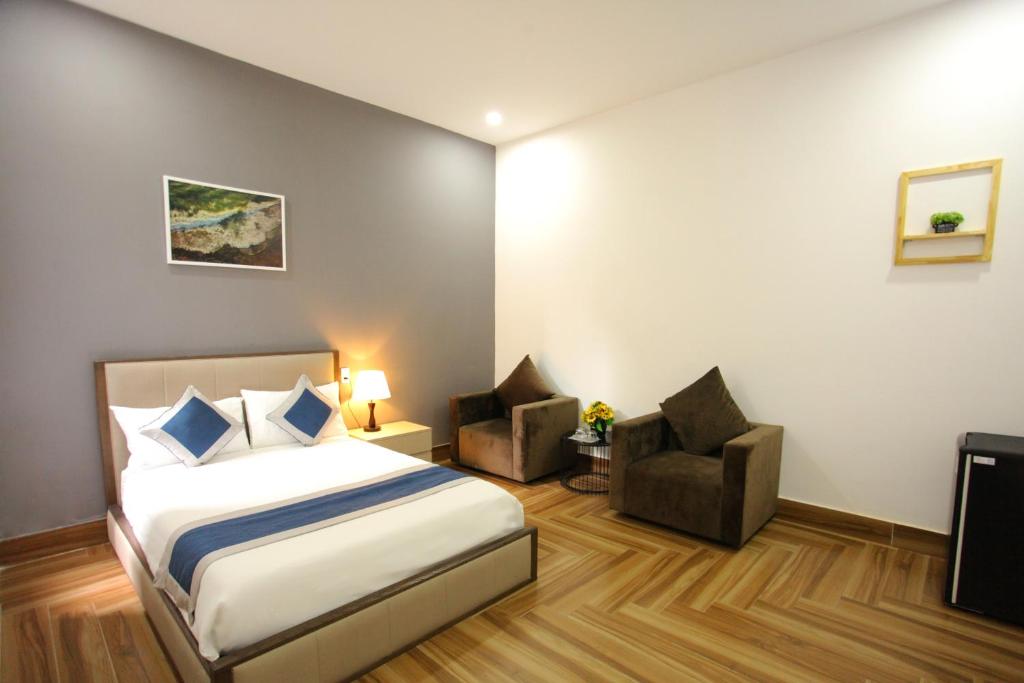 Двухместный (Улучшенный номер с кроватью размера «queen-size») отеля Aroya Hotel, Дананг
