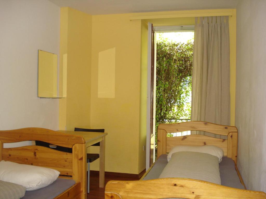 Двухместный (Двухместный номер с 2 отдельными кроватями и общей ванной комнатой) хостела Hostel Lion Lodge Luzern, Люцерн