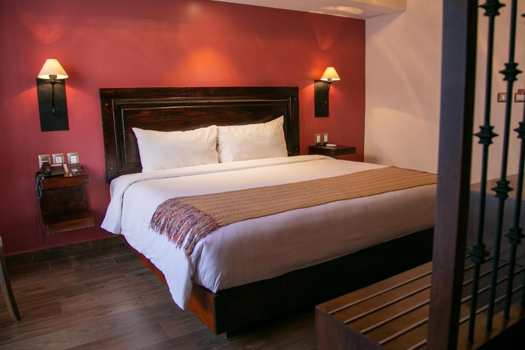 Двухместный (Номер Делюкс с кроватью размера «queen-size») отеля Hotel Alameda Centro Historico, Морелия
