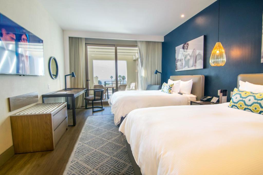 Двухместный (Deluxe Plus Two Double Beds with Sea View) отеля Torre Lucerna Hotel Ensenada, Энсенада