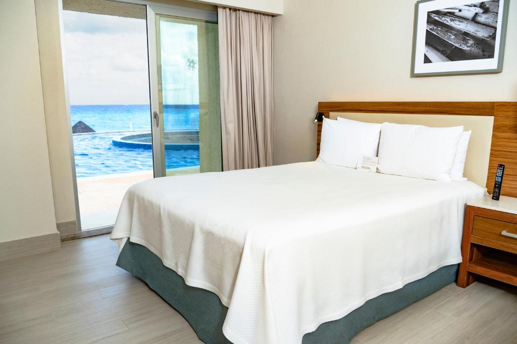 Двухместный (Двухместный номер с 1 кроватью у кромки бассейна рядом с океаном - Только для взрослых) курортного отеля Emporio Cancun, Канкун