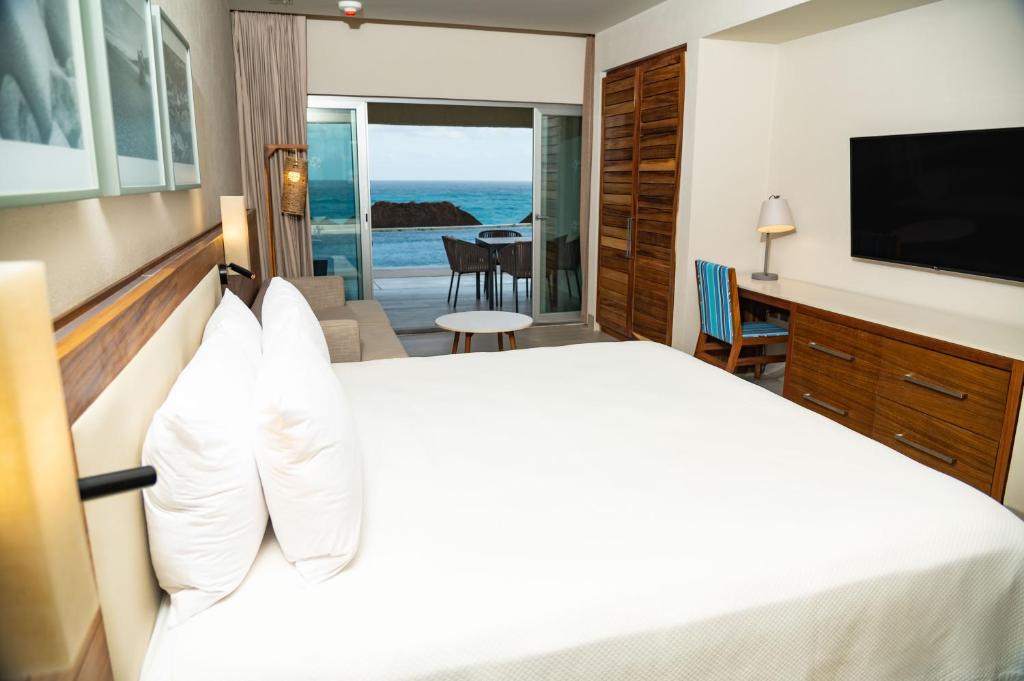 Двухместный (Номер с кроватью размера «king-size» у кромки бассейна рядом с океаном - Только для взрослых) курортного отеля Emporio Cancun, Канкун
