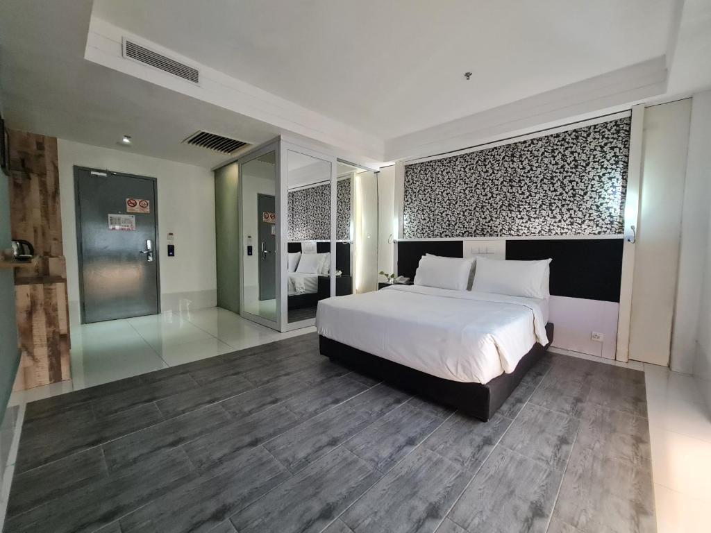Двухместный (Deluxe Double Room (non-smoking room)) отеля Arenaa Star Hotel, Куала-Лумпур