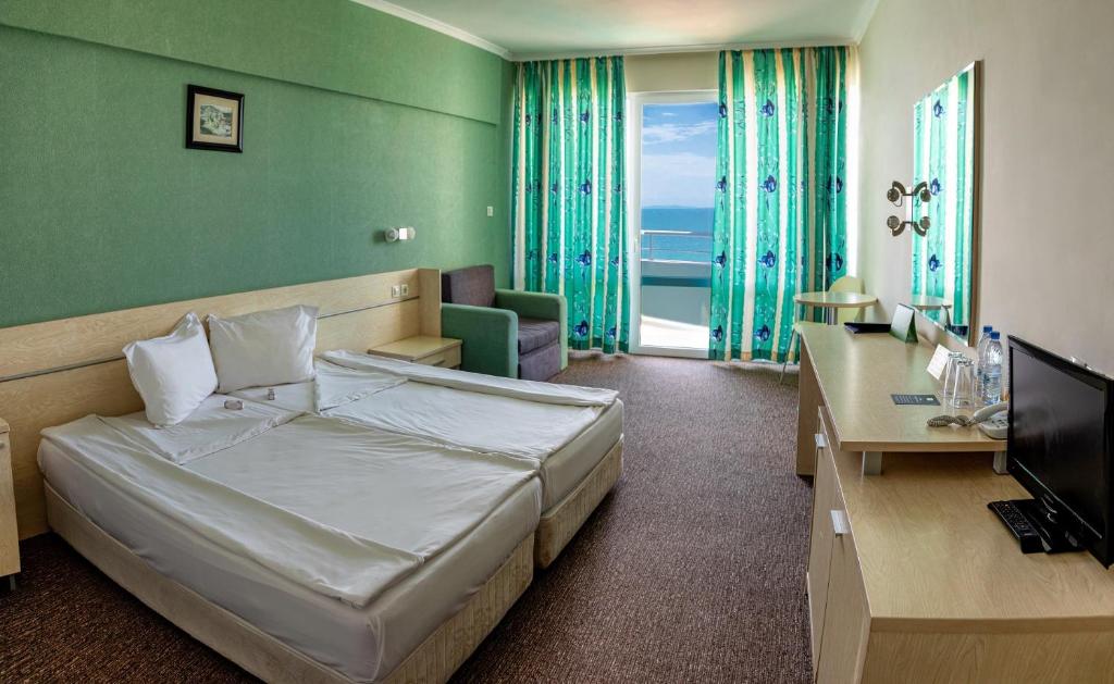 Двухместный (Двухместный номер с 1 кроватью или 2 отдельными кроватями и балконом — Бесплатный доступ на пляж) отеля MPM Arsena Beach Hotel, Несебыр