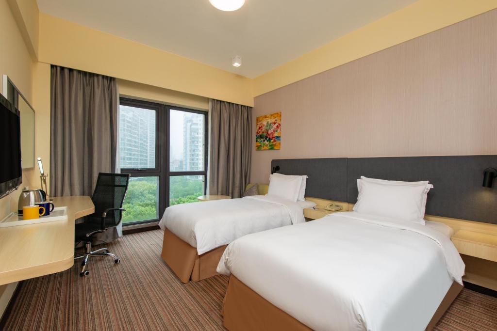 Двухместный (Двухместный номер с 2 отдельными кроватями и видом на реку - Для некурящих) отеля Holiday Inn Express Shanghai Putuo, Шанхай