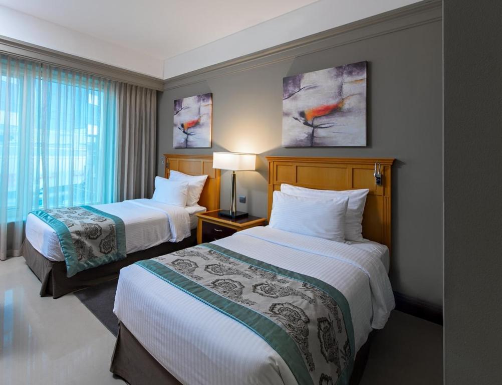 Четырехместный (Улучшенный люкс с 1 спальней) апарт-отеля Somewhere Hotel Apartment, Дубай