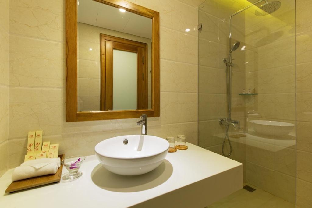 Двухместный (Двухместный номер с 2 отдельными кроватями и видом на море) отеля Serene Danang Hotel, Дананг