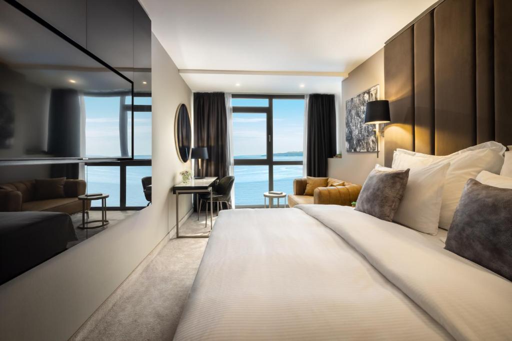 Двухместный (Специальное предложение - Двухместный номер «Премиум» с 1 кроватью или 2 отдельными кроватями, вид на море - Пакет услуг «Впечатления для двоих») отеля Grand Hotel Adriatic, Опатия