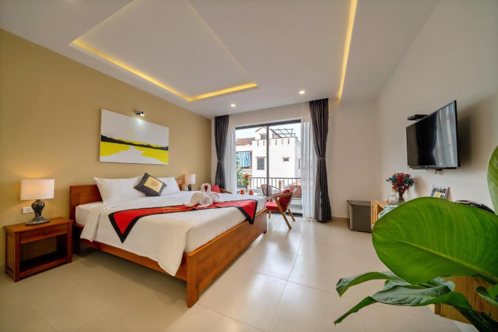 Двухместный (Двухместный номер Делюкс с 1 кроватью и балконом) семейного отеля Tam Hong Phuc Homestay Hoi An, Хойан