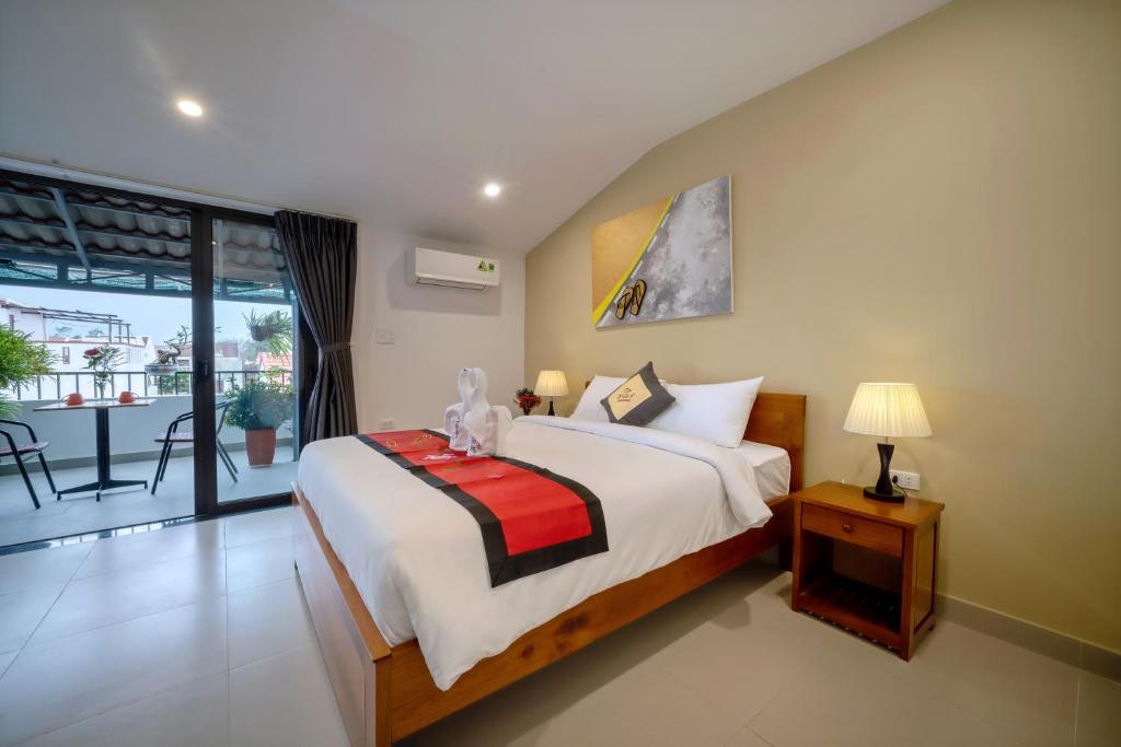 Двухместный (Улучшенный двухместный номер с 1 кроватью и балконом) семейного отеля Tam Hong Phuc Homestay Hoi An, Хойан
