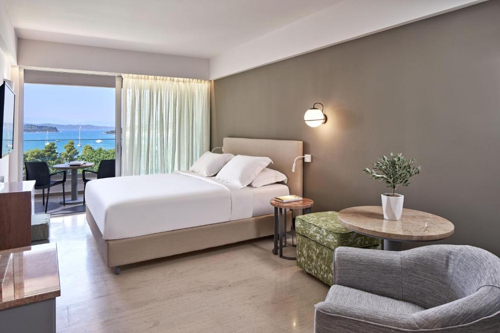 Трехместный (Улучшенный двухместный номер с 1 кроватью или 2 отдельными кроватями и видом на море) отеля AKS Porto Heli Hotel, Порто-Хели