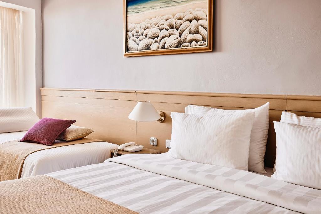 Трехместный (Трехместный номер с боковым видом на море) отеля Tylissos Beach Hotel, Иерапетра