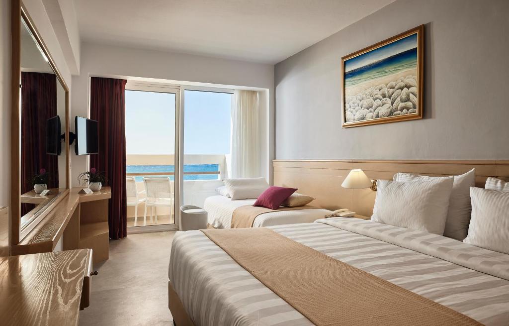 Трехместный (Трехместный номер с видом на море) отеля Tylissos Beach Hotel, Иерапетра