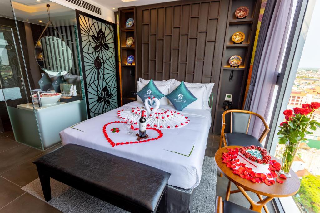 Двухместный (Улучшенный номер с кроватью размера «queen-size») отеля White Lotus Hue Hotel, Хюэ