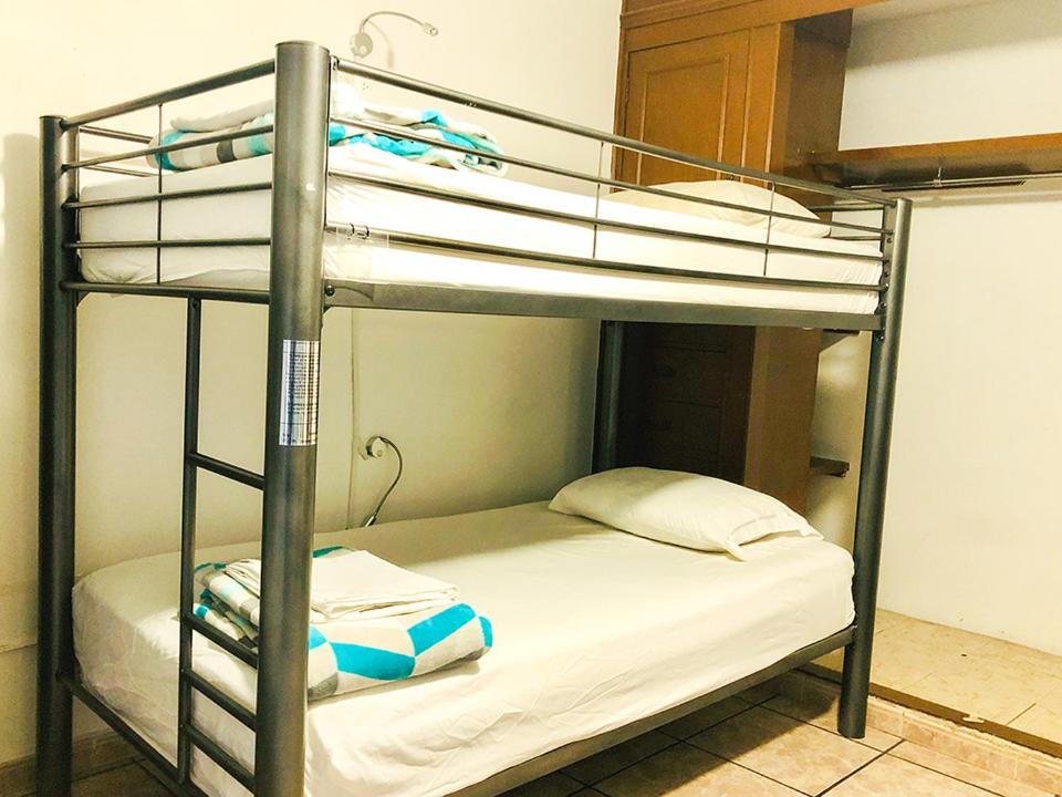 Номер (Кровать в общем 6-местном номере для мужчин и женщин) хостела Hostal San Jemo, León, Леон (Штат Гуанахуато)
