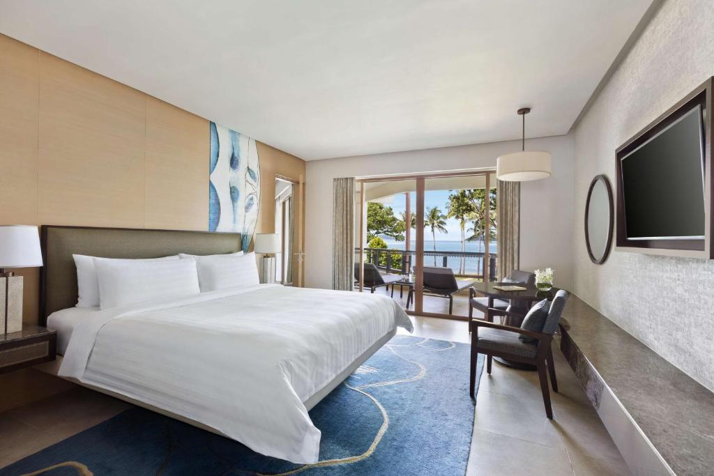 Сьюит (Представительский люкс «Танджунг» с видом на море) курортного отеля Shangri-La's Tanjung Aru Resort & Spa, Кота-Кинабалу