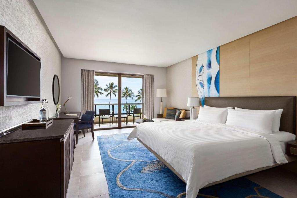 Двухместный (Номер Horizon Club с кроватью размера «king-size», вид на море) курортного отеля Shangri-La's Tanjung Aru Resort & Spa, Кота-Кинабалу