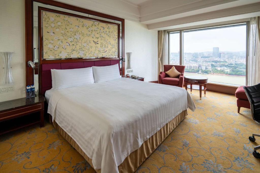 Двухместный (Номер Делюкс с кроватью размера «king-size» и видом на реку) отеля Shangri-La Hotel, Guangzhou, Гуанчжоу