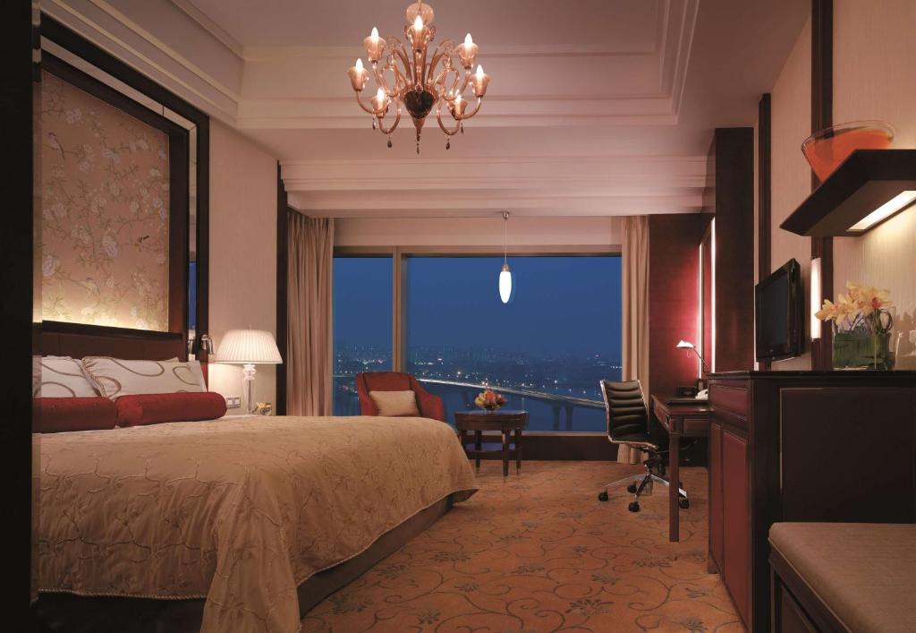 Двухместный (Номер «Горизонт» Делюкс с кроватью размера «king-size» и видом на реку) отеля Shangri-La Hotel, Guangzhou, Гуанчжоу