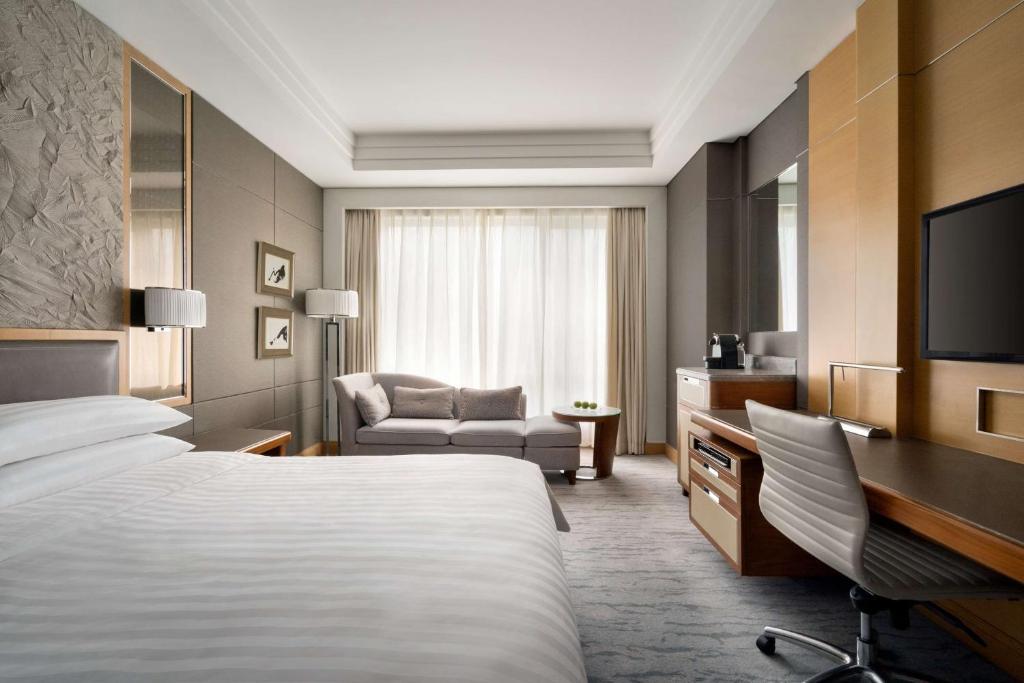 Двухместный (Клубный номер с кроватью размера «king-size», в стоимость входит мини-бар) отеля Shangri-La Kerry Hotel, Beijing, Пекин