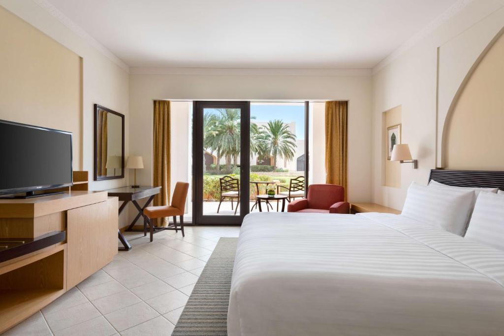 Двухместный (Двухместный номер с 1 кроватью и террасой) курортного отеля Shangri-La Barr Al Jissah Resort & Spa, Маскат