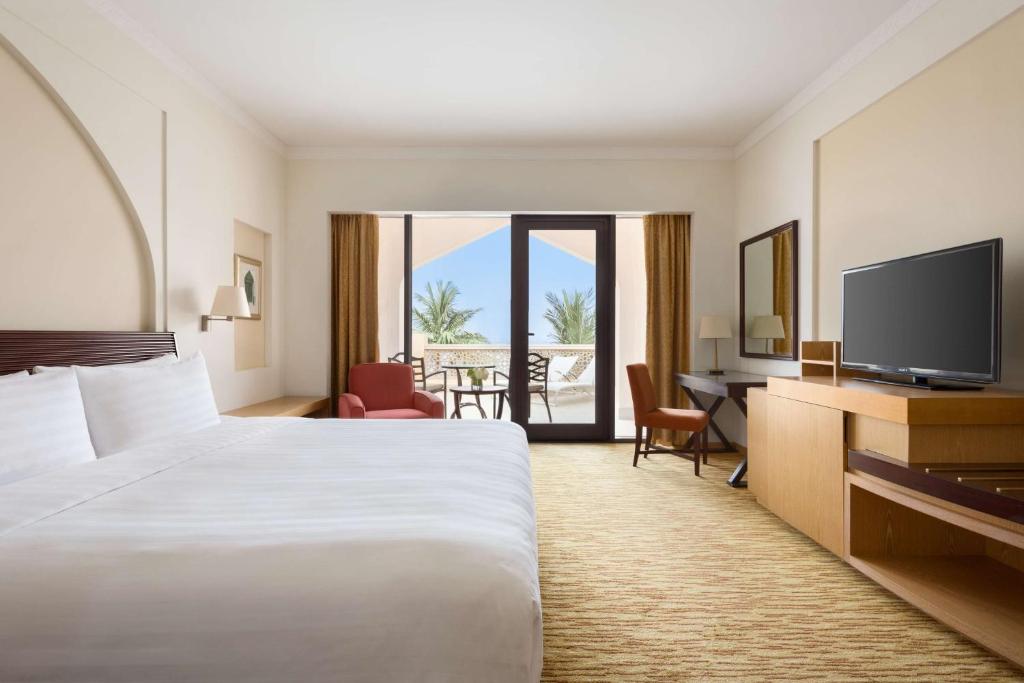 Двухместный (Номер Делюкс «Аль-Бандар» с кроватью размера «king-size») курортного отеля Shangri-La Barr Al Jissah Resort & Spa, Маскат