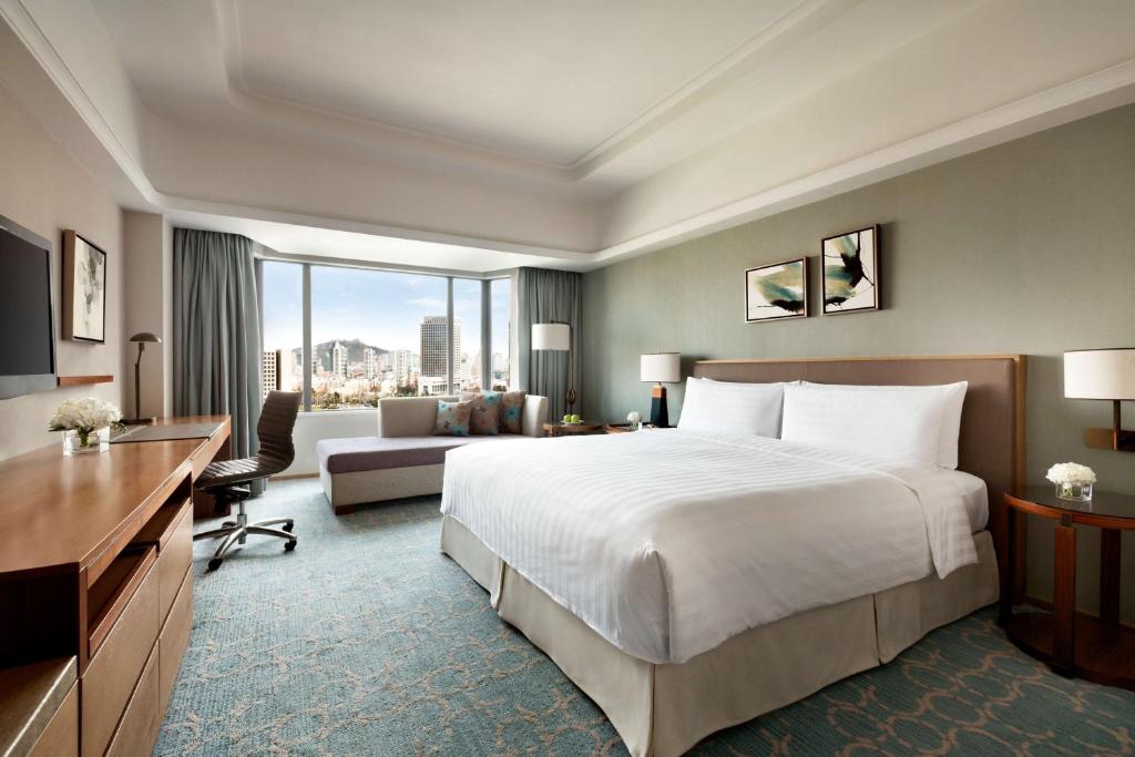Двухместный (Deluxe Grand King Room - City Wing) отеля Shangri-La Hotel, Qingdao, Циндао
