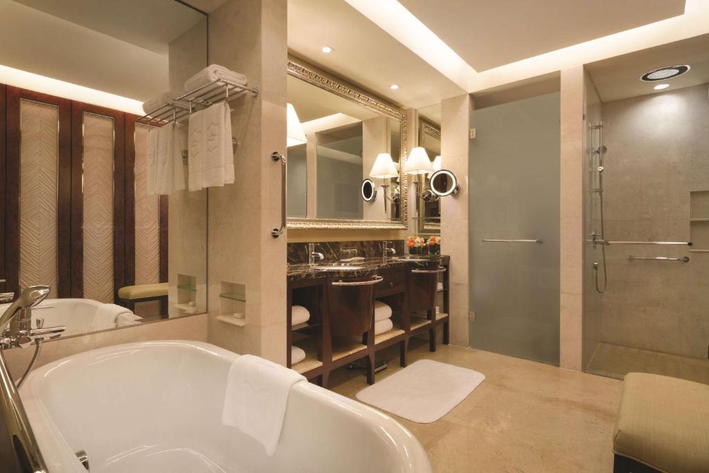 Двухместный (Представительский номер с кроватью размера «king-size» - Крыло «Вэлли») отеля Shangri-La Hotel, Qingdao, Циндао