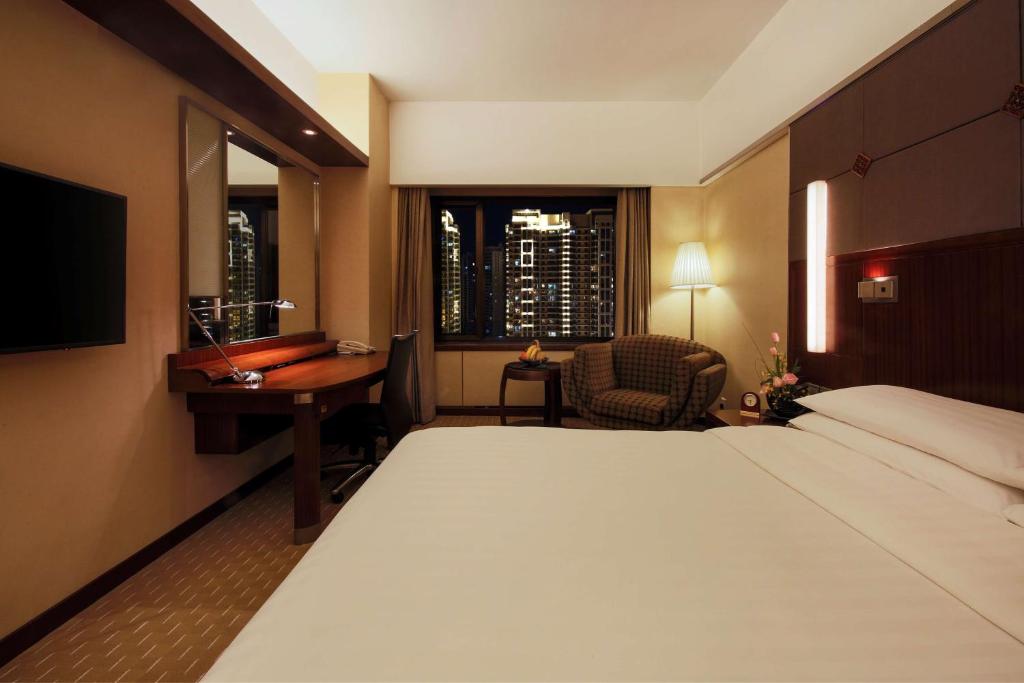 Двухместный (Улучшенный номер с кроватью размера «king-size») отеля Shangri-La Hotel, Harbin, Харбин