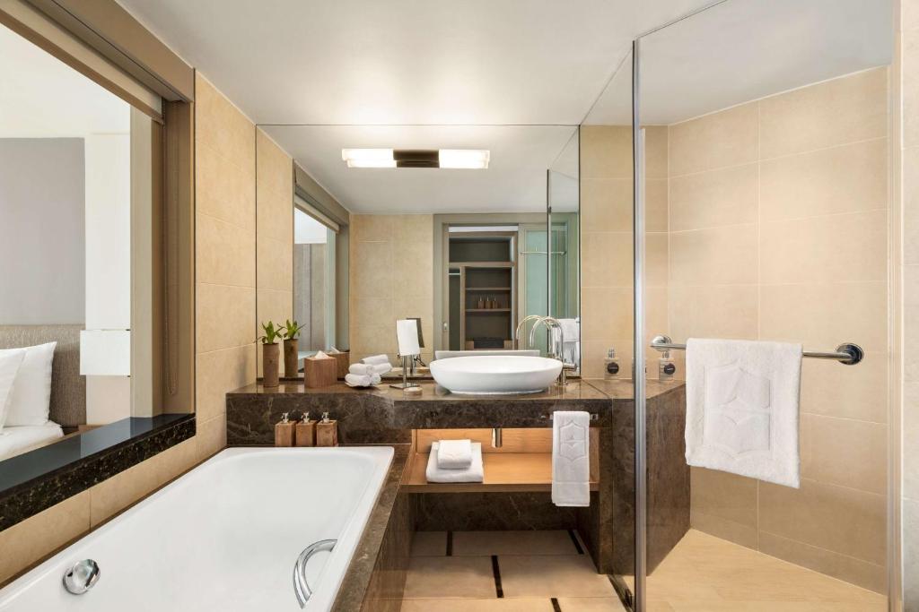 Двухместный (Номер Делюкс «Коралл» с кроватью размера «king-size» и доступом к пляжу) курортного отеля Shangri-La's Le Touessrok Resort & Spa, Тру д'О Дус