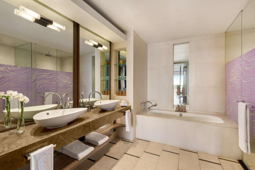 Сьюит (Полулюкс «Гибискус» с кроватью размера «king-size» и видом на океан) курортного отеля Shangri-La's Le Touessrok Resort & Spa, Тру д'О Дус