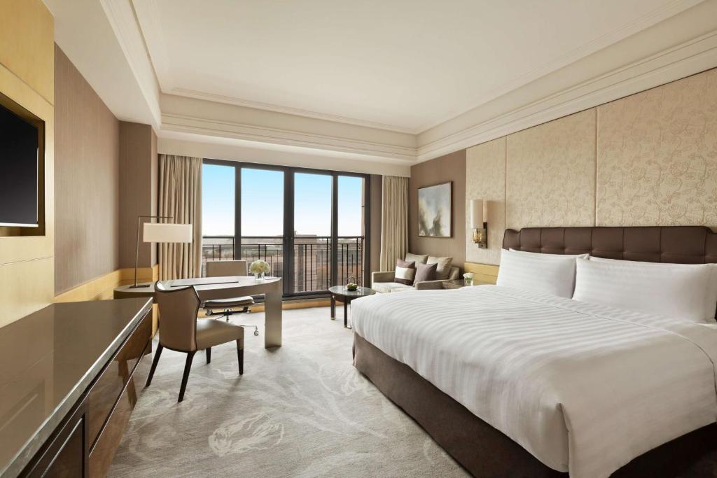 Двухместный (Номер «Премьер» с кроватью размера «king-size» и видом на озеро) отеля Midtown Shangri-La, Hangzhou, Ханчжоу