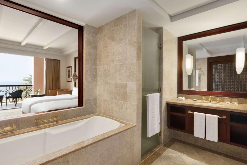 Двухместный (Двухместный номер Делюкс с 2 отдельными кроватями) курортного отеля Shangri-La Al Husn Resort & Spa, Маскат