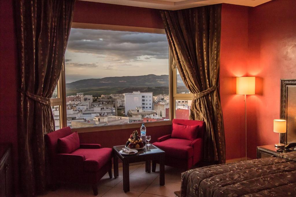 Двухместный (Двухместный номер с 1 кроватью или 2 отдельными кроватями, вид на горы) отеля Hotel Tafilalet & Spa, Мекнес