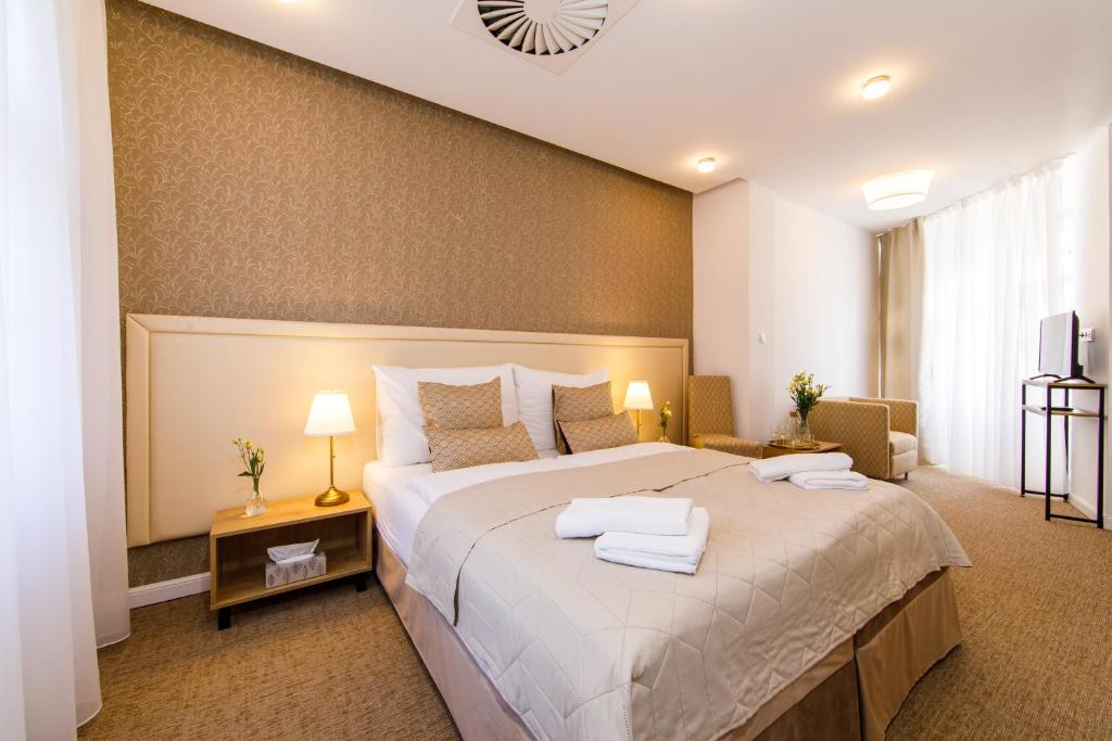 Двухместный (Улучшенный двухместный номер с 1 кроватью) отеля APLEND CITY Hotel Michalska, Братислава
