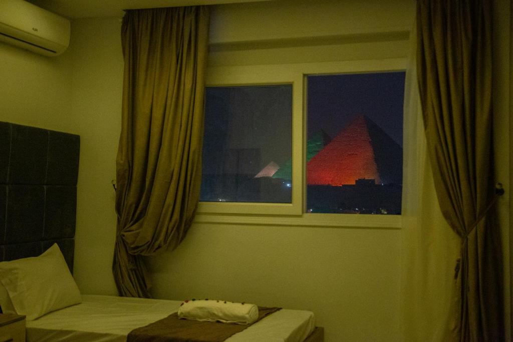 Двухместный (Двухместный номер Делюкс с 1 кроватью и видом на пирамиду) хостела Gardenia Pyramids view inn, Каир