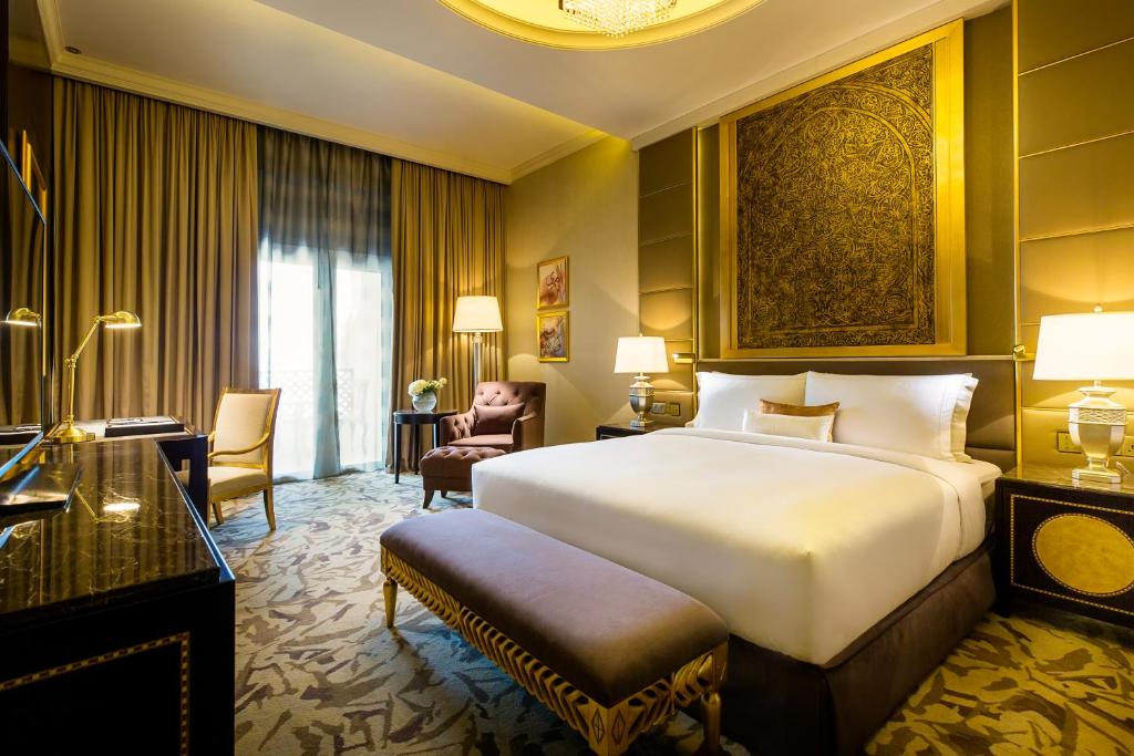 Двухместный (Улучшенный номер с кроватью размера «king-size» и видом на бассейн) отеля Ezdan Palace Hotel, Доха