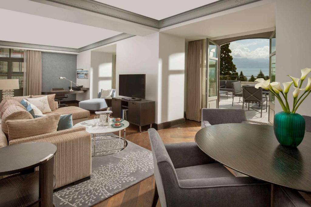 Двухместный (Люкс с террасой или балконом и доступом в спа-центр) отеля Royal Savoy Hotel & Spa, Лозанна