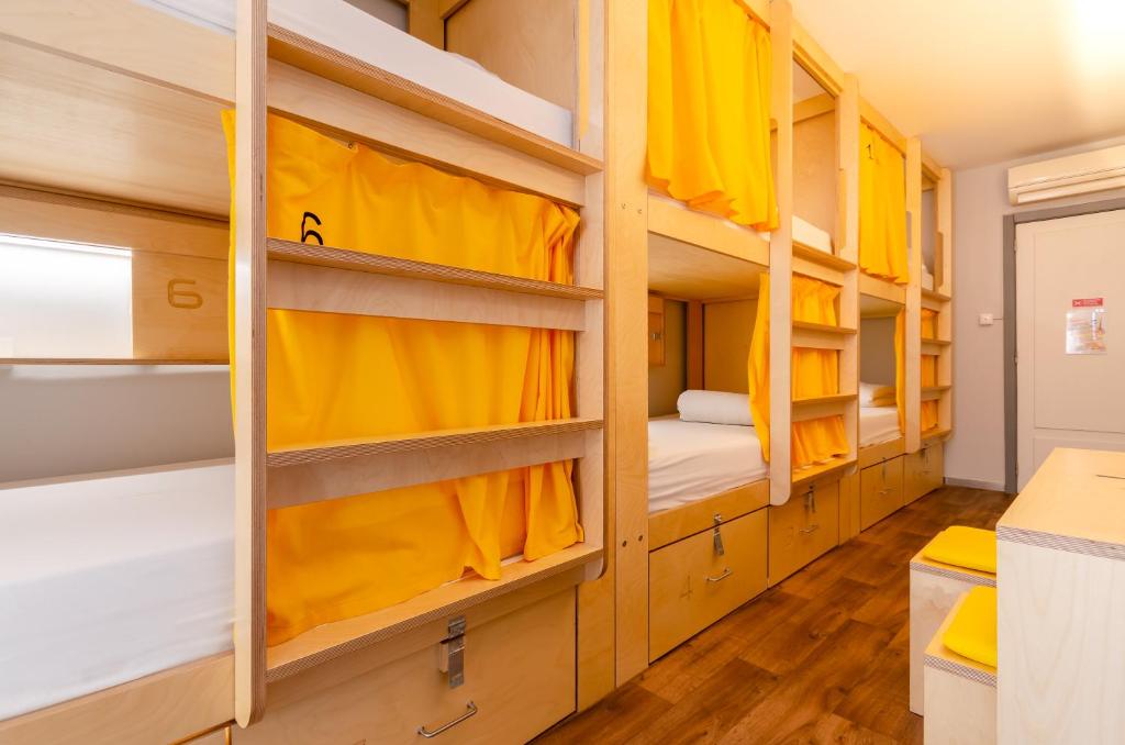 Номер (Спальное место на двухъярусной кровати в общем 6-местном номере для мужчин и женщин) хостела Yes Lisbon Hostel, Лиссабон
