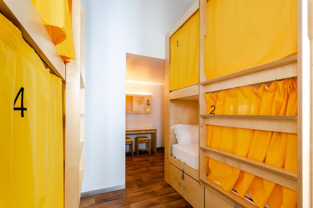 Номер (Спальное место на двухъярусной кровати в общем четырехместном номере для мужчин и женщин с собственной ванной комнатой) хостела Yes Lisbon Hostel, Лиссабон