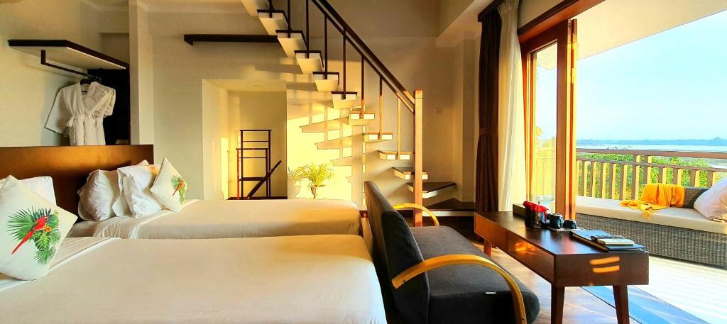 Сьюит (Двухуровневый люкс с балконом и видом на реку) отеля Hoi An Odyssey Hotel, Хойан