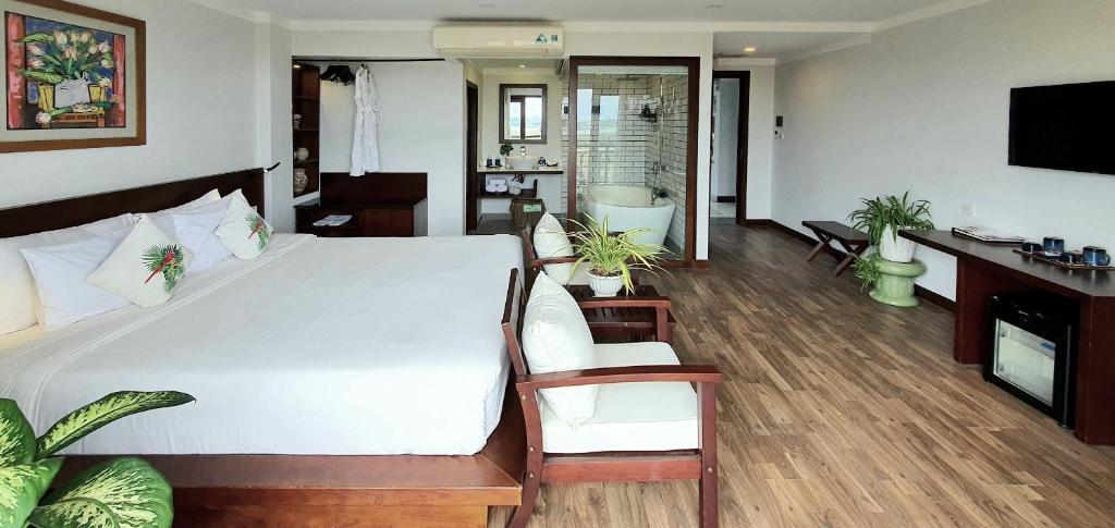 Двухместный (Двухместный номер Делюкс с 1 кроватью или 2 отдельными кроватями и балконом, вид на реку) отеля Hoi An Odyssey Hotel, Хойан