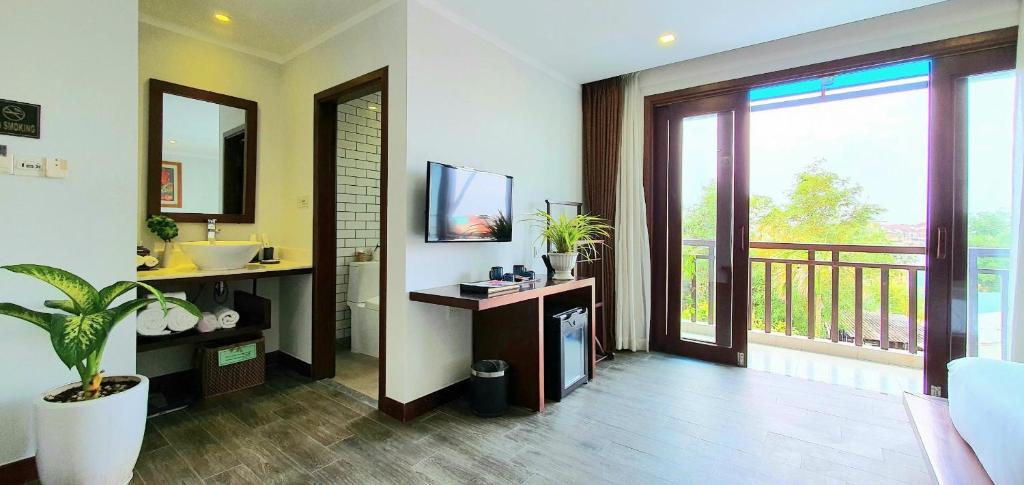 Двухместный (Двухместный номер Делюкс с 1 кроватью или 2 отдельными кроватями и видом на реку) отеля Hoi An Odyssey Hotel, Хойан
