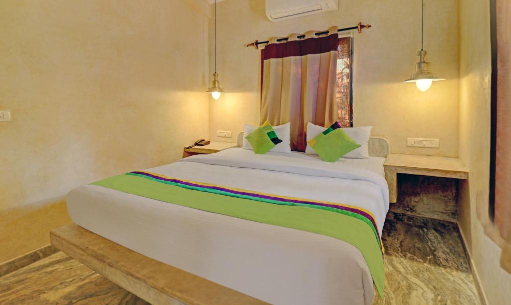 Двухместный (Двухместный номер Делюкс с 1 кроватью) отеля Treebo Trend Morjim Banyan Resort, Морджим