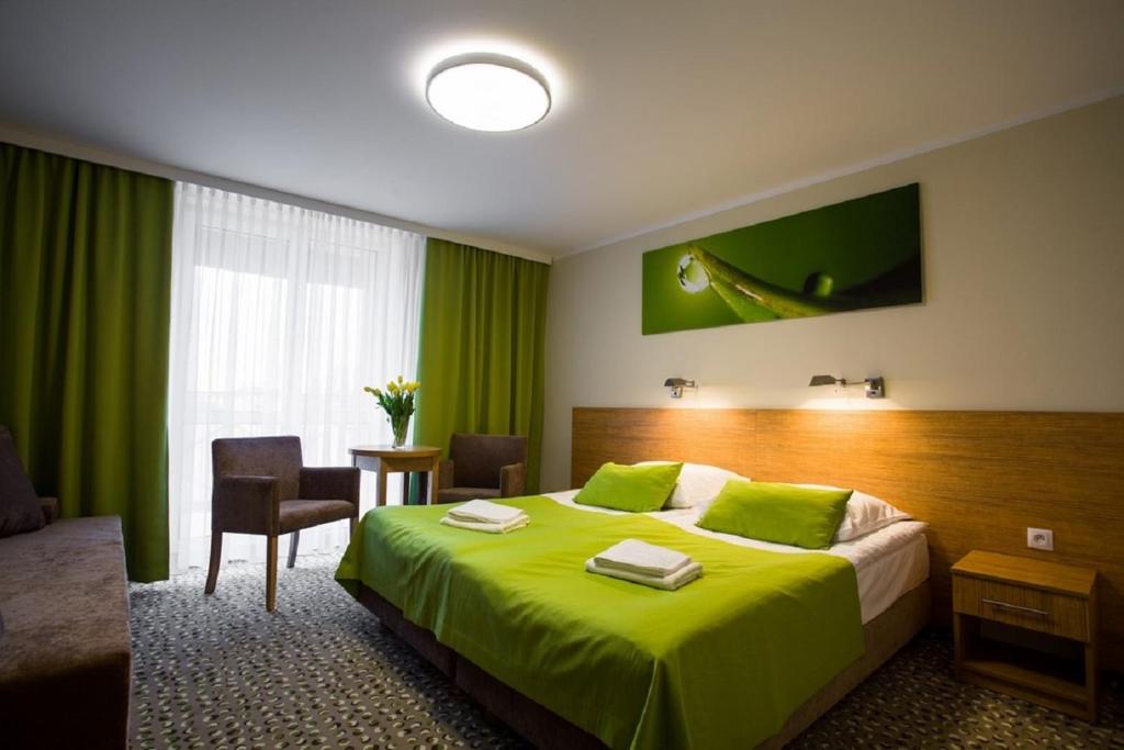 Двухместный (Стандартный номер с 2 односпальными кроватями и диваном) отеля Hotel Jawor, Кошалин